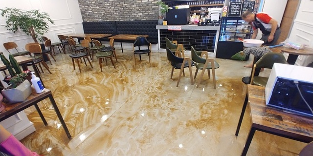 11일 남원 인월 전통시장에서 시장 상인들이 복구 작업에 구슬땀을 흘리고 있다.