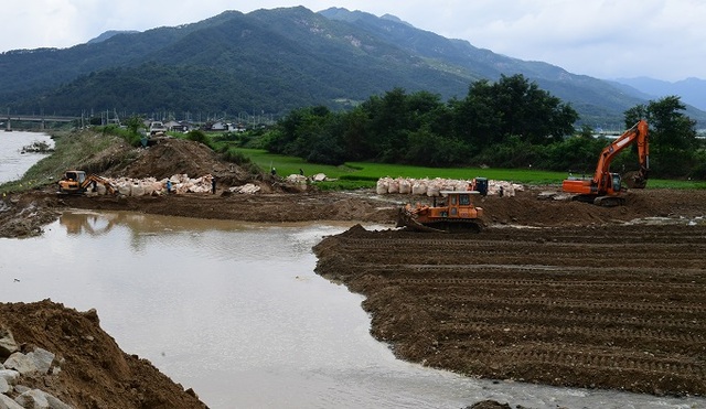 남원시가 집중호우 인해 농경지, 도로·하천, 주택 침수 등 많은 재산피해가 발생함에 따라 공무원, 군병력 등을 투입해 응급복구에 나서고 있다.