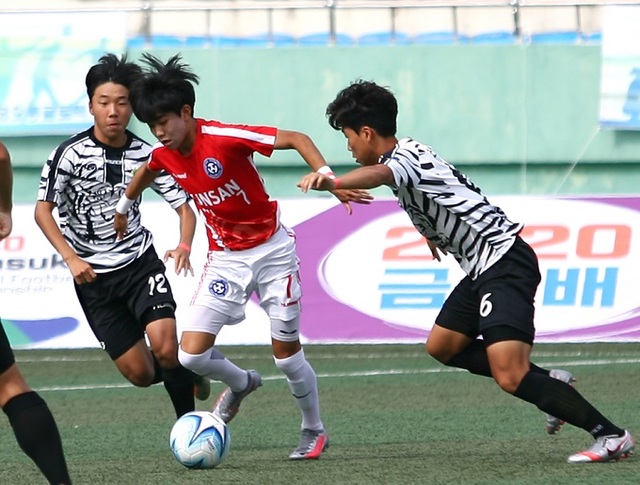 2020 금석배 전국고등학생축구대회가 막바지에 접어든 가운데 4강 대진표가 완성됐다. 사진은 조별리그에서 맞붙은 군산제일고와 전주공고 경기 모습. 사진제공=전북축구협회