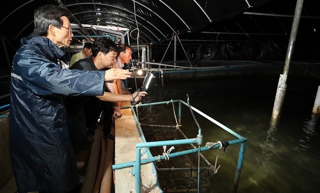 10일 유기상 고창군수가 호우 피해를 입은 아산면의 한 뱀장어 양식장을 찾아 현장을 살피고 있다.