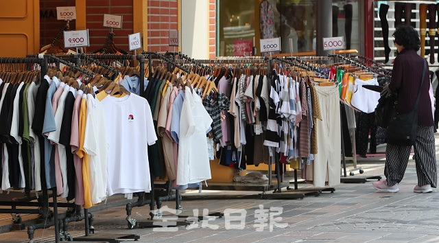 한 의류매장 앞에 여름 옷들이 전시되어 있다. 전북일보 자료사진.