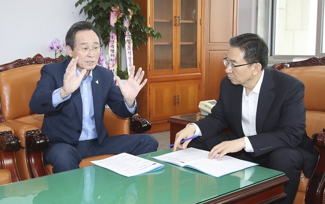 11일 송하진 도지사(왼쪽)가 국회 정성호 예결위원장을 만난 자리에서 자동차 튜닝체험 테마파크 조성 등 전북도 역점사업 필요성을 설명하고 있다.