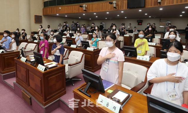제2대 어린이의회 발대식이 전주시의회에서 열린 11일 어린이 의원들이 발대식에 앞서 국민 의례를 하고 있다. 조현욱 기자