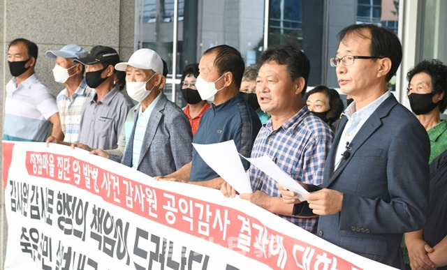 익산장점마을주민 대책위원회는 11일 도청 앞에서 기자회견을 열고 집단 암 발생 사건과 관련해 감사원의 공익감사 결과 행정기관의 책임이 들어났다며 향후 소송 진행 등의 입장을 발표하고 있다. 오세림 기자