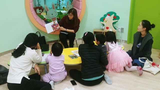 익산 어린이영어도서관 영어 독서문화 프로그램 모습.