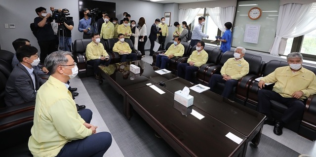 12일 전북 무주(군수 황인홍)를 비롯해 충남 금산(군수 문정우), 충북 영동(군수 박세복)과 옥천(군수 김재종) 등 4개 지자체장들이 대전광역시 대덕구 소재 한국수자원공사 본사를 방문해 박재현 사장에게 피해보상과 재발방지책 수립 등을 요구했다.