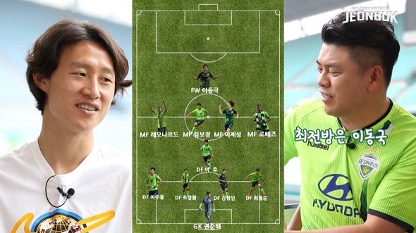 전북톡톡에 출연한 이재성(왼쪽)이 장내 아나운서와 이야기를 나누고 있다.