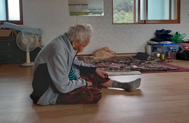 전주 서서학동 산사태 피해를 입은 집에서 지내다 주민들 설득 끝에 경로당으로 임시대피한 99세 할머니.
