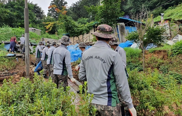 12일 향토부대 대대장, 지역 중대장과 군 장병 25명이 포크레인 등 중장비 2대를 이용해 파손된 집을 복구하고 있다.