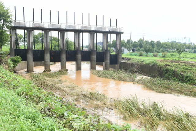 지난 8일 기록적인 폭우에도 수문 관리 주체를 놓고 전북도와 전주시, 익산국토관리청, 농어촌공사가 책임을 회피하면서 제때 수문을 개방하지 못해 전주시 장동과 조촌종 일대에 침수피해가 발생했다며 11일 주민들이 피해를 호소하고 있다. 오세림 기자