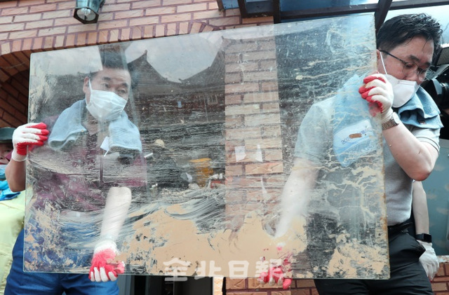 12일 이낙연 더불어민주당 당대표 후보가 폭우 피해지역인 남원시 하도마을을 방문해 수해 복구 작업을 하고 있다. 조현욱 기자