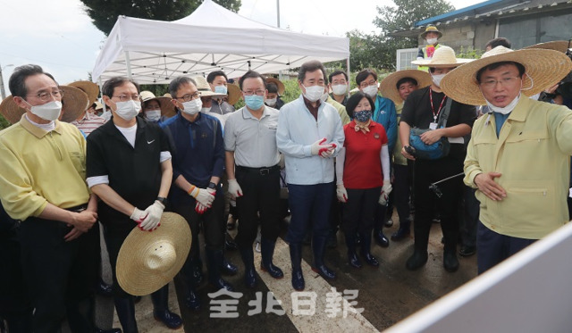 12일 더불어민주당 당대표 후보들을 비롯한 국회의원, 당직자들이 폭우 피해지역인 남원을 방문해 피해 상황을 듣고 있다. 조현욱 기자