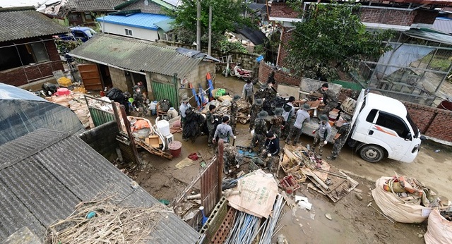 12일 남원시 송동면 세전리 세전마을에서 군인들과 자원봉사자, 주민들이 축사와 주택 복구 작업을 하고 있다. 사진=남원시 제공.