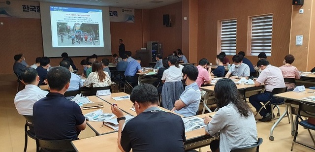 13일 군산시자원봉사센터 강당에서 열린 ‘군산형 뉴딜정책 추진을 위한 직원 역량강화‘ 특강 모습.