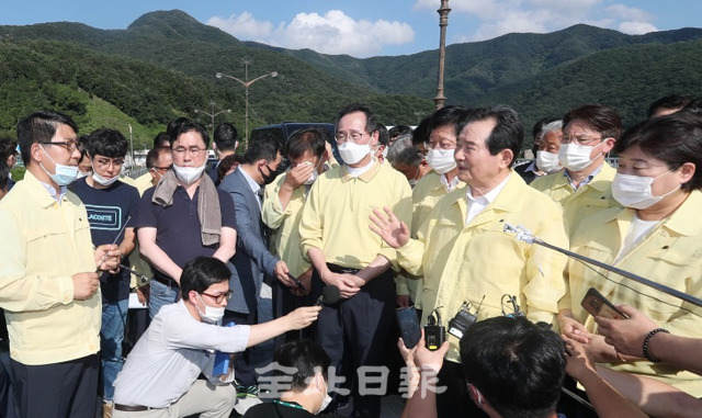 13일 정세균 국무총리가 집중호우 피해 지역인 용담댐을 방문해 관계자에게 피해 상황을 듣고 있다. 조현욱 기자