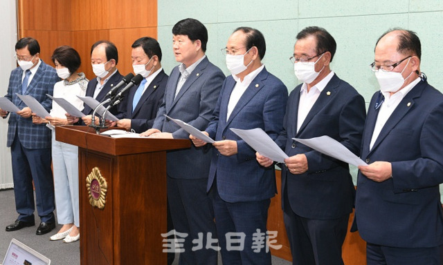 전북시군의회의장협의회는 13일 도의회 브리핑룸에서 더불어민주당 최고위원에 출마한 한병도 의원 지지 기자회견을 열고 있다. 오세림 기자