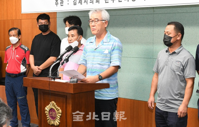 김제시의회 온주현 의장 주민소환추진위원회는 13일 도의회 브리핑룸에서 기자회견을 열고 동료 의원간의 불륜사건과 의장단 선거 파행사태의 책임을 물어 주민수환 청구인 서명작업에 나서겠다고 밝히고 있다. 오세림 기자