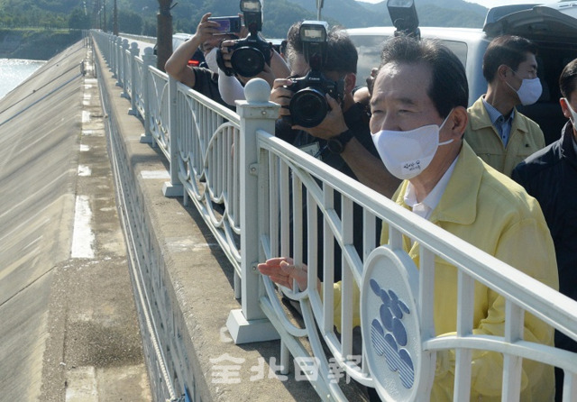 13일 정세균 국무총리가 집중호우 피해 현장인 용담댐을 방문해 현장을 둘러보고 있다. 조현욱 기자