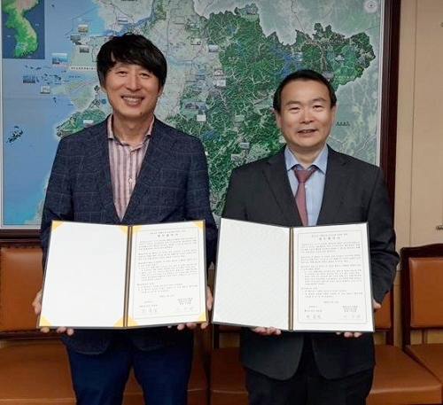 13일 전북도가 전북건축사협회와 집중호우로 인한 주택 피해 복구를 위한 협약을 체결했다. 사진은 최용범 행정부지사(오른쪽)와 이길환 길건축 대표.