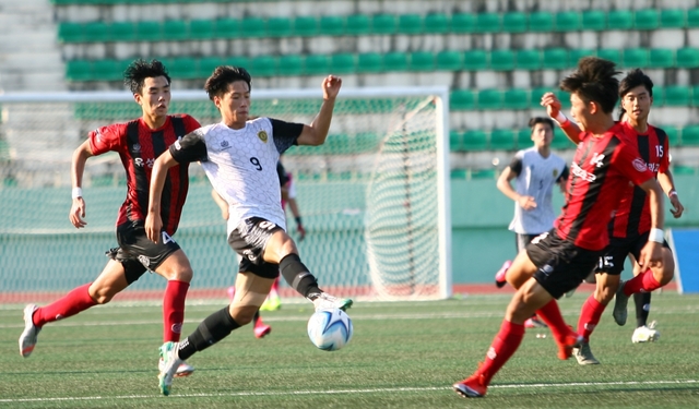 13일 군산 월명종합경기장에서 열린 2020 금석배전국고등학생축구대회 결승전에서 대전 유성생명과학고와 천안제일고 선수들이 볼다툼을 벌이고 있다. 사진제공=전북축구협회