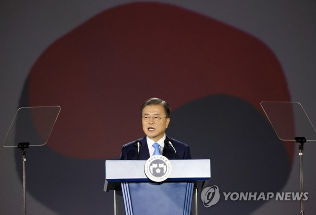 문재인 대통령이 15일 오전 서울 동대문디자인플라자에서 열린 제75주년 광복절 경축식에서 경축사를 하고 있다