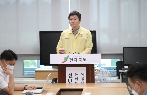 16일 강영석 전북도 보건의료과장이 전북도내 44번째 코로나19 확진자 발생과 관련해 브리핑하고 있다. 사진제공=전북도청