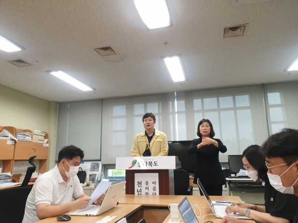 17일 강영석 전북도 보건의료과장이 코로나19 전북 45·46번 확진자와 관련해 브리핑하고 있다.(사진=천경석 기자)