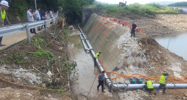 한국농어촌공사 무진장지사가 폭우로 붕괴위험에 있던 ‘개정저수지’에 사이펀을 설치했다.