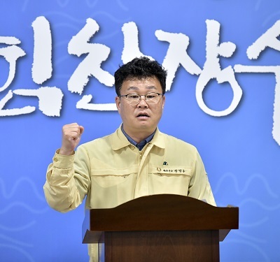 장영수 섬진강환경행정협의회장이 댐 방류로 큰 피해를 입은 섬진강댐 유역 지자체가 제출한 ‘섬진강댐 하류지역 시·군 공동건의서’를 지지하는 성명을 발표하고 있다.