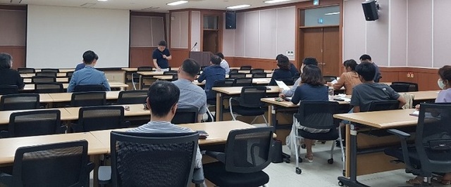 지난 14일 김제교육지원청 회의실에서 열린 ‘김제 청소년복합문화공간 조성을 위한 시민추진위원회’ 회의 모습.