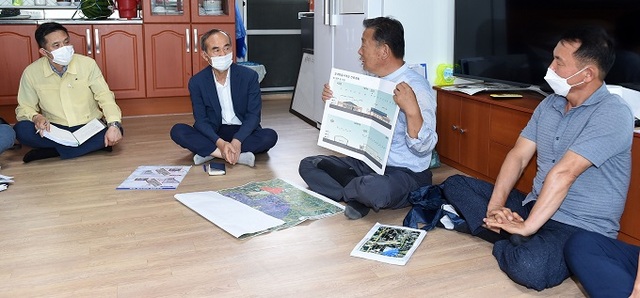 지난 14일 박준배 김제시장이 전주대대의 전주시 도도동 이전을 반대하고 있는 백구면을 찾아 주민들과 간담회를 갖고 있다.