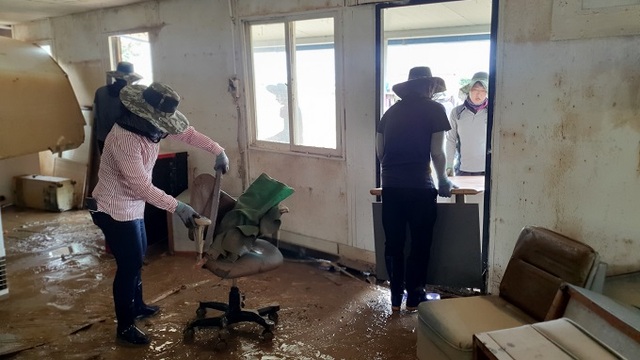 지난 14일 한국식품산업클러스터진흥원이 집중호우로 침수피해를 입은 남원시 금지면 일원에서 수해복구 작업에 나서고 있다.