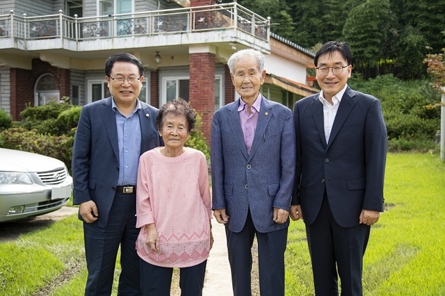 정헌율 익산시장이 제75회 광복절을 맞아 최정길 전북서부보훈지청장과 함께 도내 유일의 생존 독립유공자 이석규 애국지사(95) 자택을 방문해 대통령 위문품을 전달하며 조국의 독립을 위한 헌신과 애국심에 대해 존경과 감사의 마음을 전했다.