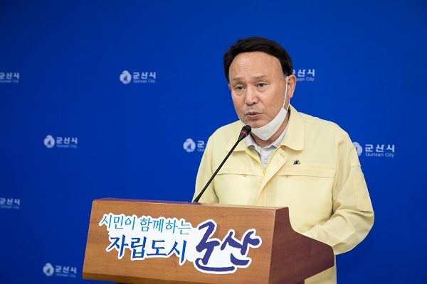 강임준 군산시장이 8·15 광화문 집회 참석한 시민과 가족들에게 선별진료소를 방문해 코로나19 검사를 받을 것을 당부하고 있다.