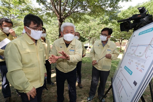 황인홍 무주군수(가운데)가 무주를 방문한 홍정기 환경부 차관(왼쪽)에게 용담댐 방류량 조절에 대한 문제점 분석 및 대책수립을 요구하고 있다.
