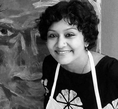 방글라데시 작가로서 특유한 회화적 호소력을 구사하는 파르자나 우르미의 모습.