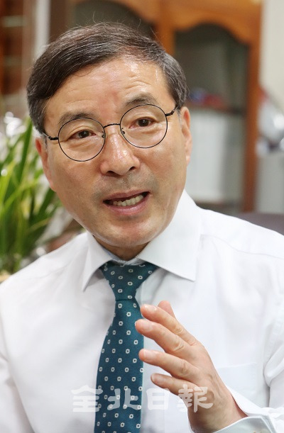 국제라이온스356-C(전북)지구 제43대 박병익 총재가 전북일보와의 인터뷰에서 임기 내 중점적으로 진행할 내용에 대해 말하고 있다. 조현욱 기자