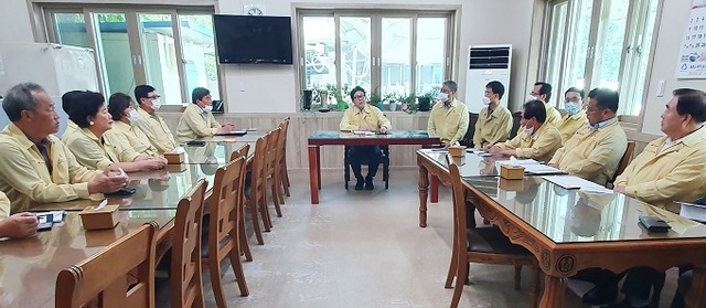 14일 전북도의회 문화건설안전위원회 의원들이 한국수자원공사 섬진강댐지사를 방문해 조명래 환경부 장관과 박재현 한국수자원공사 사장을 만나 수해에 대한 원인 규명과 조속한 대책 마련을 촉구 하고 있다. 사진제공 = 전북도의회