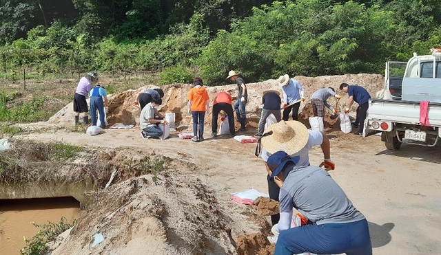 고창군 재무과 직원들이 부안면 일원을 찾아 배수로 준설 작업을 진행하고, 붕괴된 사면 토사제거와 무너진 도로변 급경사지를 복구했다.