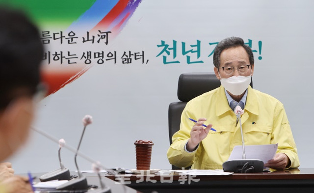 18일 송하진 도지사가 전북도청 재난상황실에서 화상회의를 통해 도내 14개 시·군 관계자들과 코로나19 긴급 방역대책회의를 하고 있다. 조현욱 기자