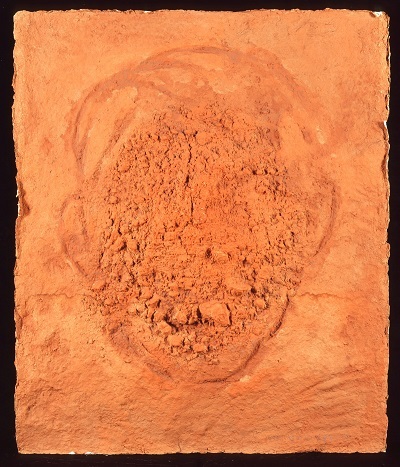 임옥상(1950~ ), 종이에 흙, 94×78×15cm, 1995.