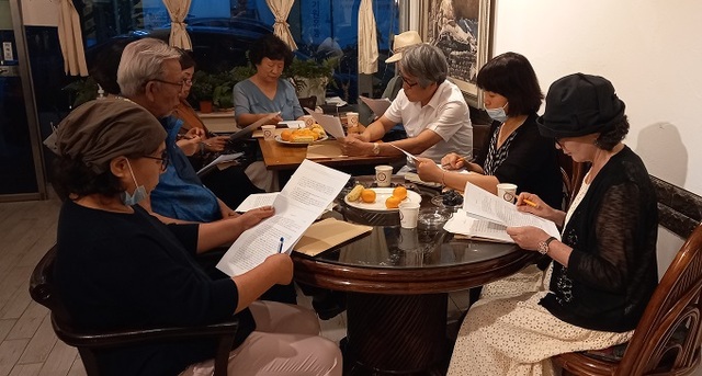 순수필 동인들이 지난달 22일 저녁 전주 삼천동의 한 커피숍에 모여 합평회를 하고 있다.