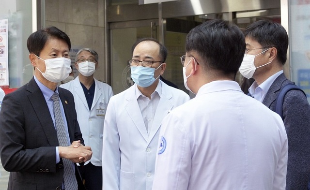 대한전공의협의회 소속 전공의들이 총파업에 들어간 지난 7일 김강립 보건복지부 차관이 전북대병원을 방문해 조남천 병원장과 대화를 나누고 있다.