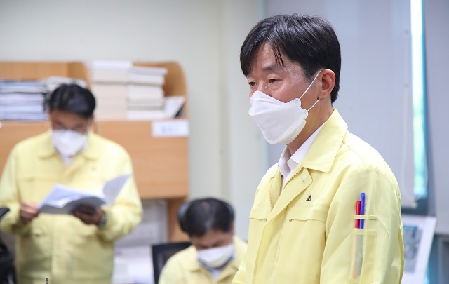 도내 모든 지역 실내 마스크 착용 의무화 시행과 관련해 오택림 전북도 복지여성보건국장이 브리핑하고 있다. 사진제공= 전북도.