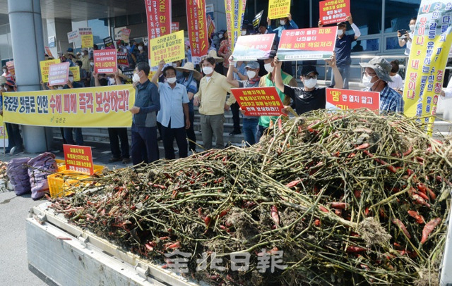 19일 용담댐 피해지역 대책위원회 관계자들과 주민들이 한국수자원공사 금강유역본부 앞에서 용담댐 방류에 따른 항의 시위를 열고 수해 피해 즉각 보상을 촉구하고 있다. 조현욱 기자