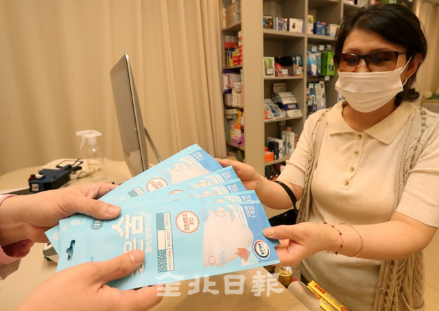 코로나19가 재확산중인 19일 전주의 한 약국에서 시민이 코로나19 감염을 예방하기 위해 마스크를 구입하고 있다. 조현욱 기자