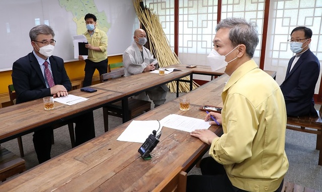 20일 김승수 전주시장이 기독교와 불교, 천주교, 원불교 등 주요 4개 종교단체 관계자와 긴급 간담회를 갖고 코로나19 확산 방지를 위한 방역활동에 동참해줄 것을 요청하고 있다.