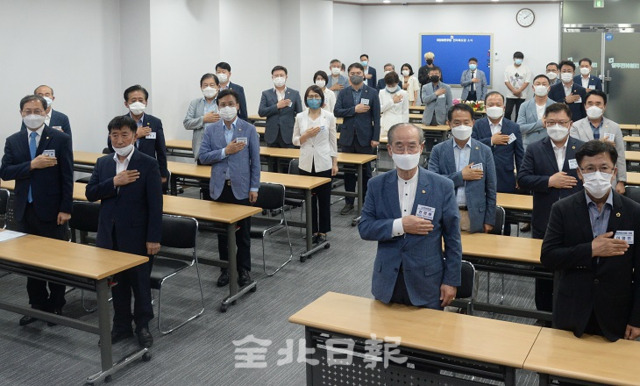 20일 더불어민주당 전북도당에서 열린 '더불어민주당 제4차 정기 전국대의원대회 및 전북 정기대의원대회'에서 김성주 의원과 더불어민주당 전북도당 관계자들이 국민의례를 하고 있다. 전북사진기자단