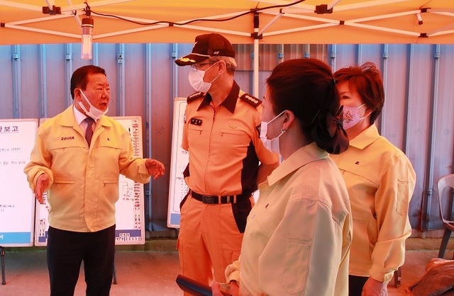 지난 21일 군산시의회 의장단이 오식도동 금속공장 창고 화재 현장을 방문해 화마와 싸우고 있는 소방대원들을 격려하고 격려품을 전달했다.