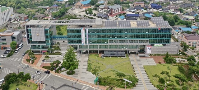 부안군청사 전경.